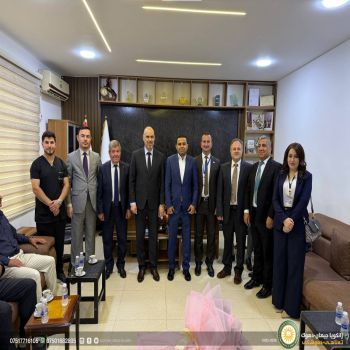 شاندەکێ زانکویا جیهان-دهۆک پیرۆزباهیا سالڤەگەرا دامەزراندنێ ل ئێکەتیا مامۆستایان دکەت
